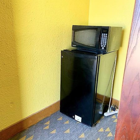 Luxury Inn Midland Bagian luar foto