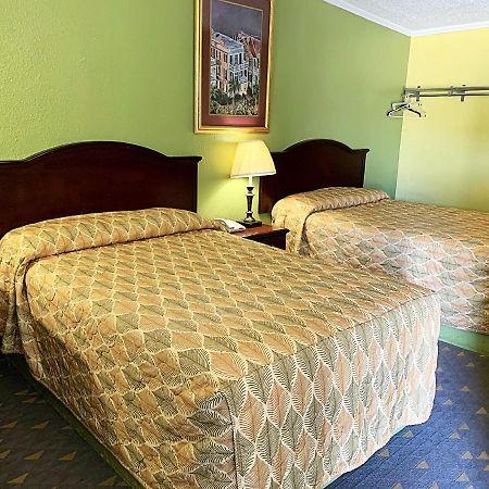 Luxury Inn Midland Bagian luar foto