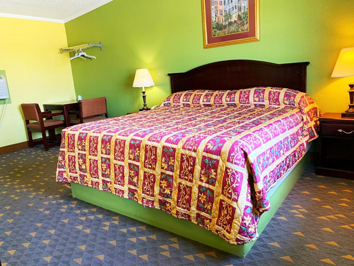 Luxury Inn Midland Bagian luar foto
