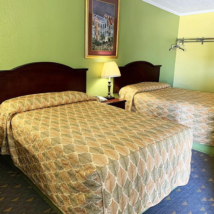 Luxury Inn Midland Bagian luar foto