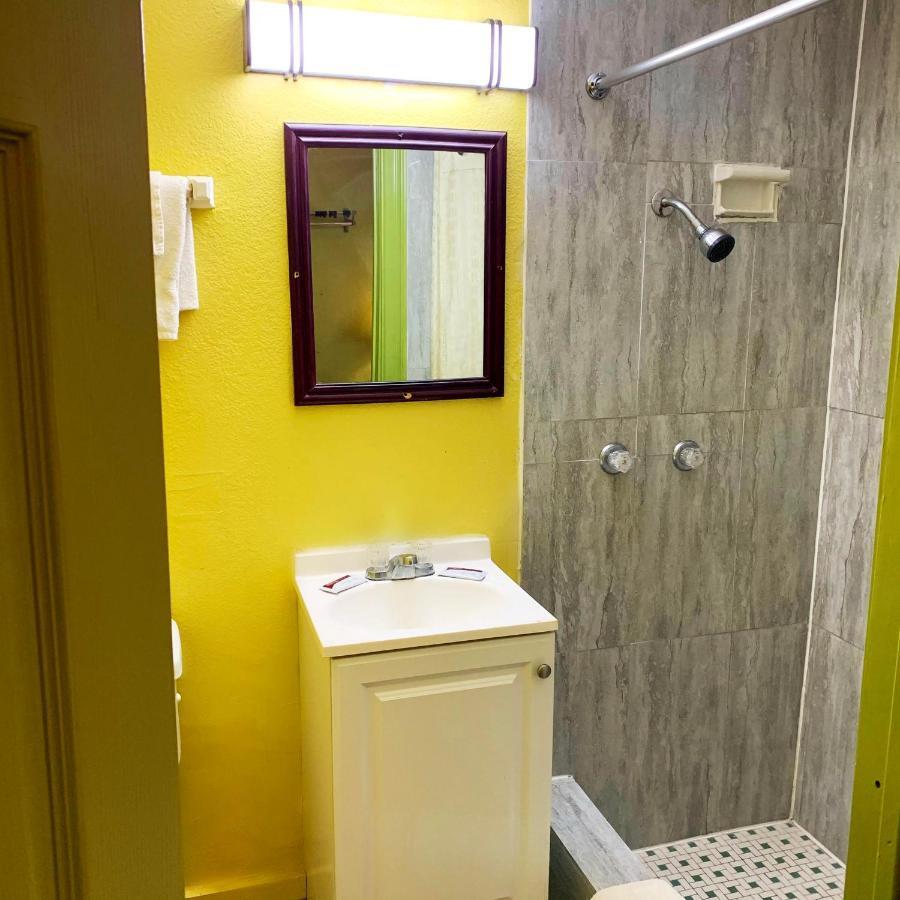 Luxury Inn Midland Bagian luar foto